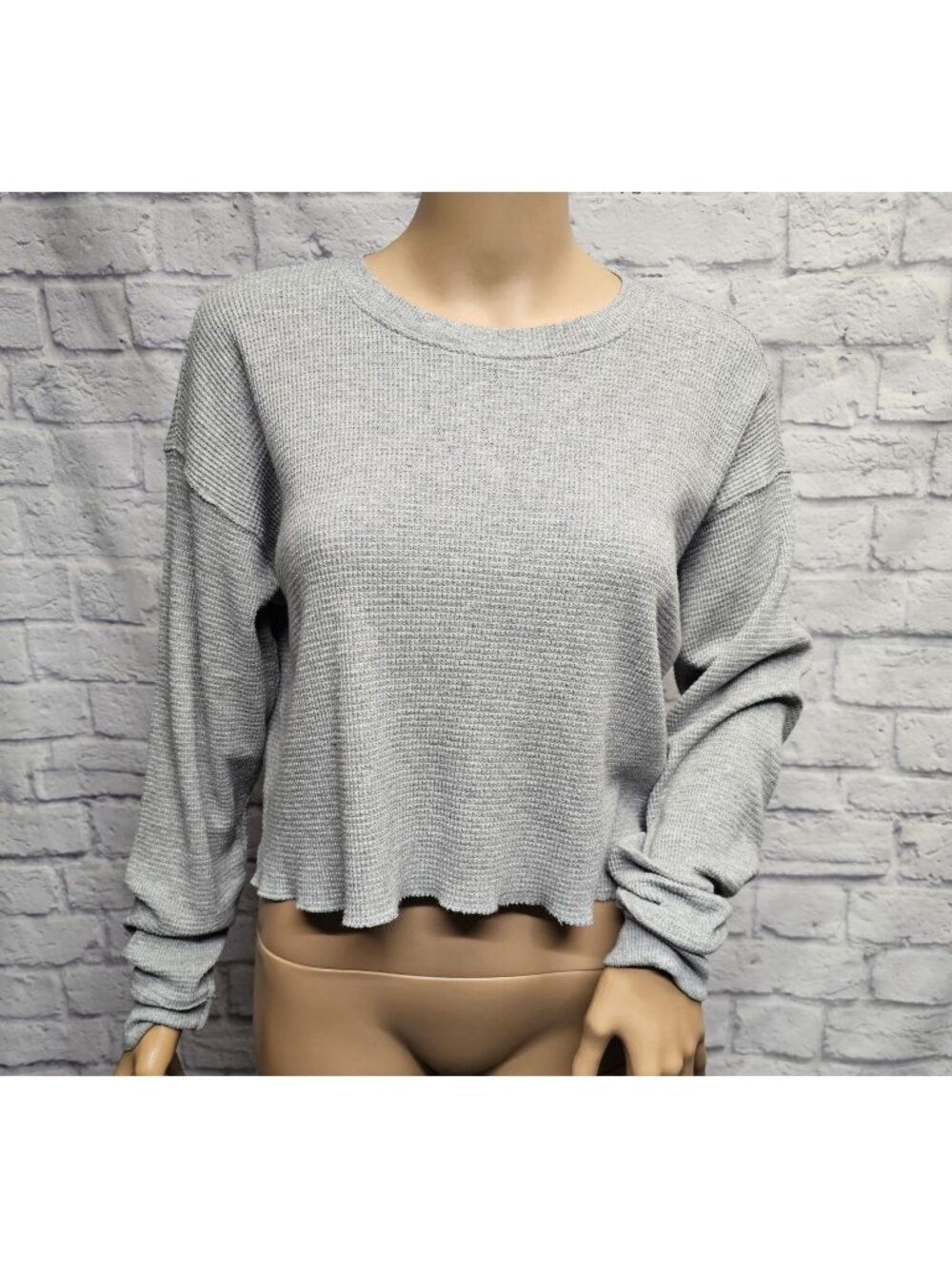 TNA S GRAY WAFFLE TEXTURED CROPPED RAW EDGE LONG SLEEVE BASIC RELAXED TOP TEE